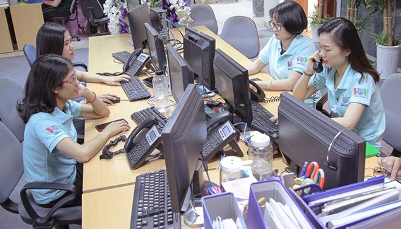 Phát thanh viên đọc trực tiếp thông điệp quảng cáo trong lúc dẫn chương trình